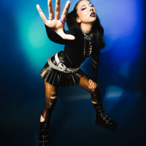 Micka comparte video de su single Reset e invita a una roller party para celebrar su estreno