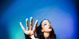 Micka comparte video de su single Reset e invita a una roller party para celebrar su estreno