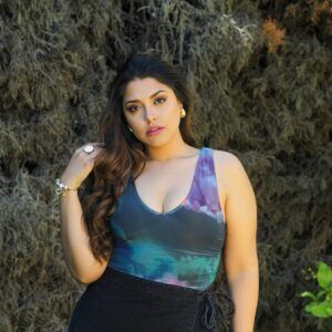 Priscila Anais, la nueva voz femenina de la cumbia chilena, presenta “Te sigo queriendo”
