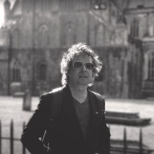 MARIO OLGUÍN estrena «GIMME GIMME LOVE» junto a LOS BESTONES