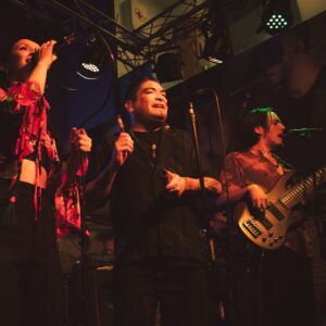 La Cuesco Huacho experimenta con la rumba cubana y fusiona otros estilos en “Desierto”