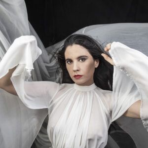 JAVIERA MENA LANZA SU NUEVO DISCO “INMERSIÓN” EN VINILO