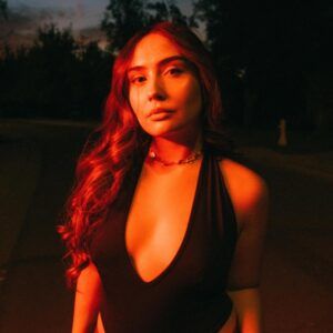 Tras el estreno de “Red Lips”, Lirah avanza con su sonido honesto y oscuro