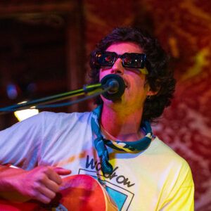 El folk punk chileno vuelve a Europa: Juani Mustard emprende su cuarta gira internacional