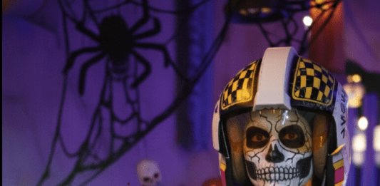 Sables, espadas láser y mucho, mucho miedo: Este restaurant en Halloween se vuelve terroríficamente intergaláctico