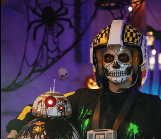 Sables, espadas láser y mucho, mucho miedo: Este restaurant en Halloween se vuelve terroríficamente intergaláctico