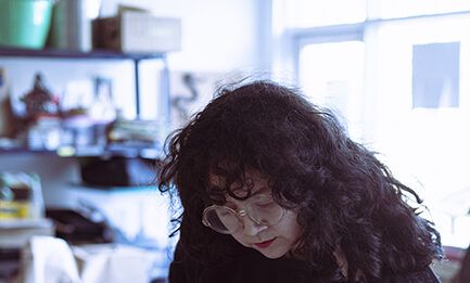“Cuerpo de obra / Obra de cuerpo”: Valentina Inostroza Bravo presenta publicación que recorre su trabajo entre el arte, el activismo y la curaduría