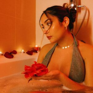 Lirah estrena “Feliz Navidad ;(”, una mirada pop urbana a la soledad y la nostalgia en diciembre