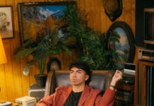 Chico de Neón y la crónica de una noche con su nuevo álbum “En el corazón del bar”