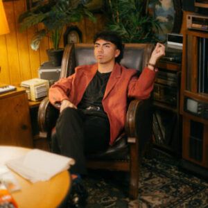 Chico de Neón y la crónica de una noche con su nuevo álbum “En el corazón del bar”