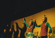 Chola y Gitano presentó su nuevo disco “Aventuras Submarinas” con salas llenas y ovaciones
