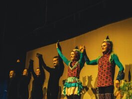 Chola y Gitano presentó su nuevo disco “Aventuras Submarinas” con salas llenas y ovaciones