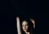 Olivia Wald apuesta por la honestidad emocional en su nuevo álbum «Otra Que Arde»
