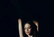 Olivia Wald apuesta por la honestidad emocional en su nuevo álbum «Otra Que Arde»