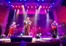Jorge González y Valija Diplomática homenajean a Carlos Caszely con el lanzamiento de “Como todos los domingos”