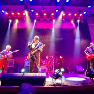 Jorge González y Valija Diplomática homenajean a Carlos Caszely con el lanzamiento de “Como todos los domingos”