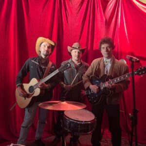 LunesLibre fortalece el universo de «La Cabaña» con el doble estreno de «Corazón en coma» y «Guitarras y algo más»