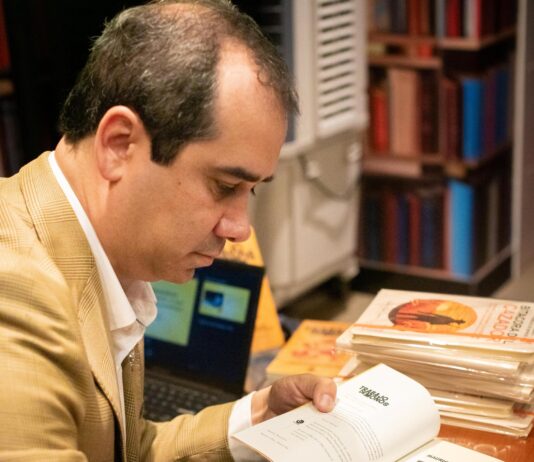 Trabajo de Monos: el libro chileno que está impulsando un debate sobre las malas prácticas laborales y el futuro del trabajo