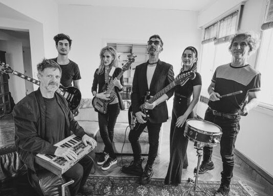 LA PORTUARIA estrena el videoclip de “DESHIELO”