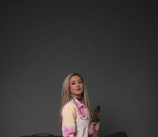 Lari Basilio llega a Chile con una clínica gratuita de guitarra como parte de su gira latinoamericana