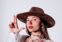 Emiliana despliega su universo más libre y versátil en “ARRE!”, su nuevo álbum