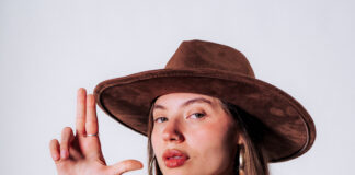 Emiliana despliega su universo más libre y versátil en “ARRE!”, su nuevo álbum