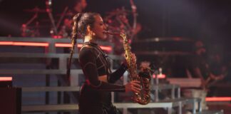 Lucía Sarmiento, saxofonista de Pitbull y Karol G, llega a Chile con masterclass y show de jazz