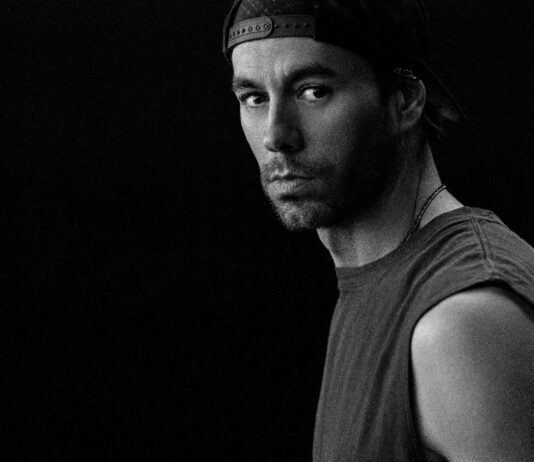 Enrique Iglesias y Santos Bravos, se unen en un nuevo sencillo bilingüe «Ooh Laka Laka La»