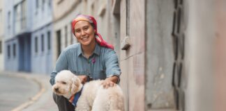 Héroes de cuatro patas: una exposición invita a reconocer el valor de acompañar durante el cáncer de mama