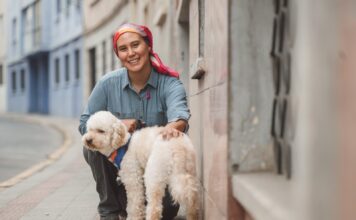 Héroes de cuatro patas: una exposición invita a reconocer el valor de acompañar durante el cáncer de mama