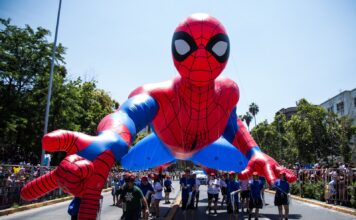 Paris Parade celebra 15 años y se consolida como el desfile navideño más grande de Sudamérica